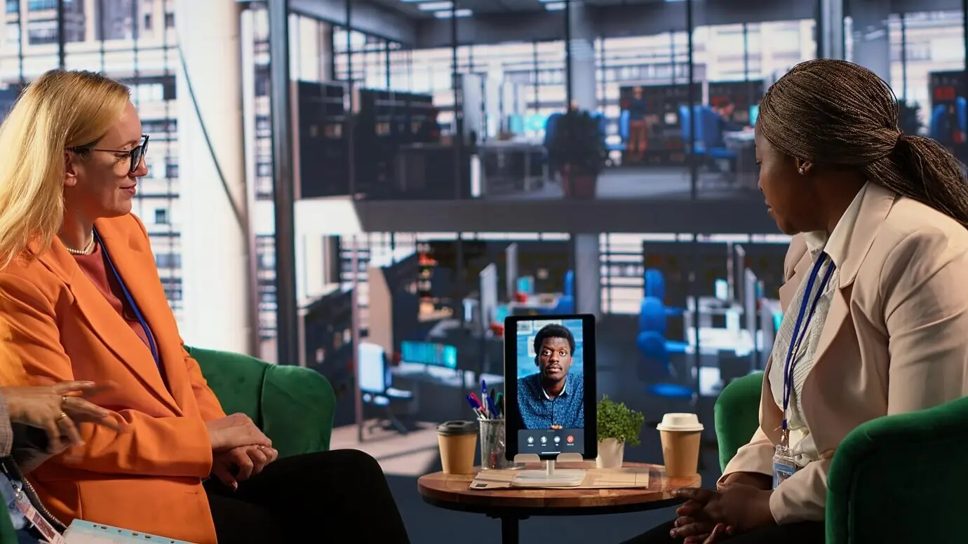 Zielorientierte Frauen halten ein Online-Geschäftsmeeting per Videoanruf ab.