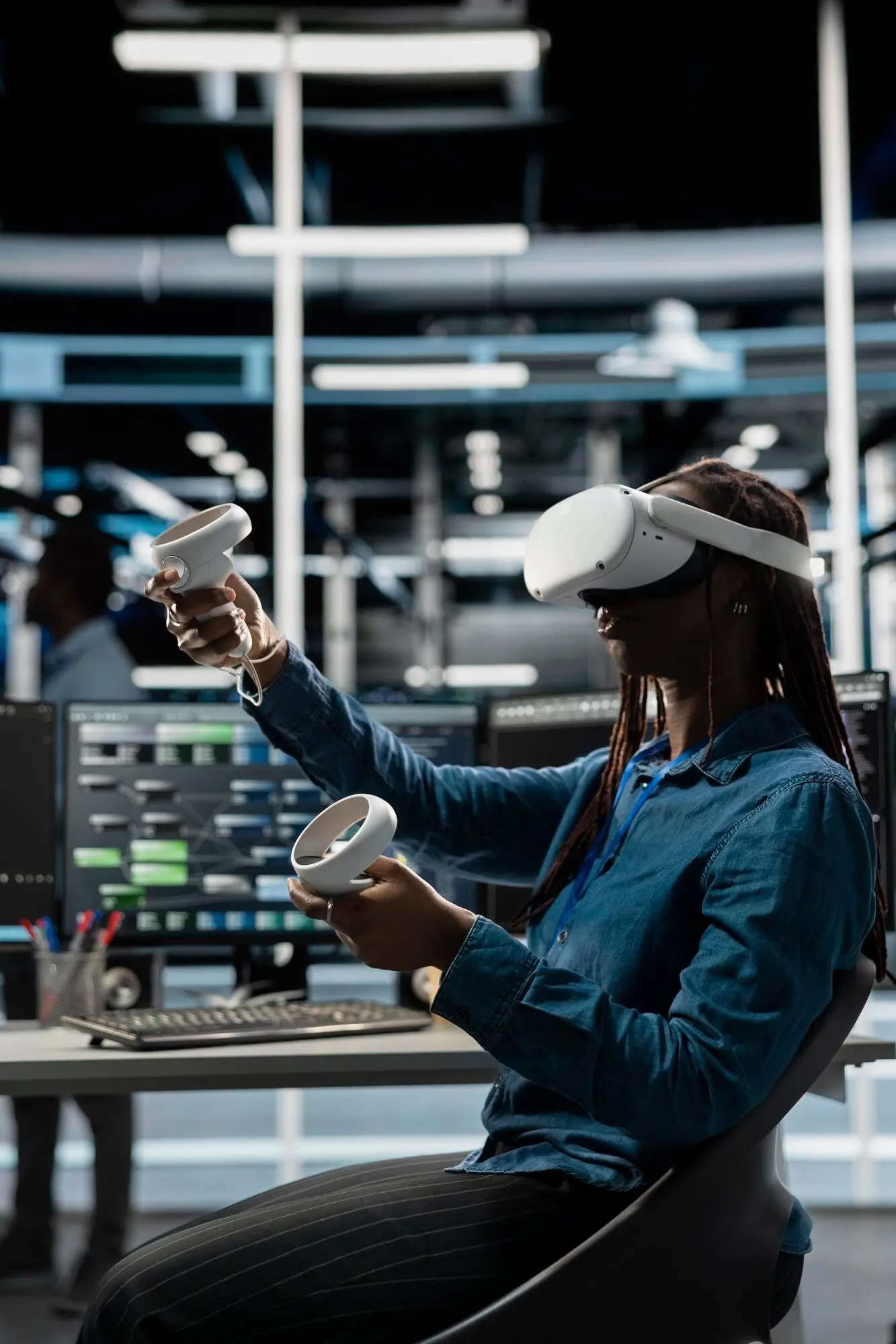 Serverraum-Techniker setzt virtuelle Realität und KI ein, um Ausfallzeiten zu reduzieren.